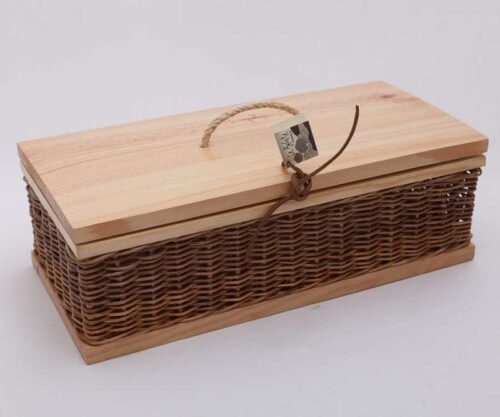 Caja de madera y mimbre